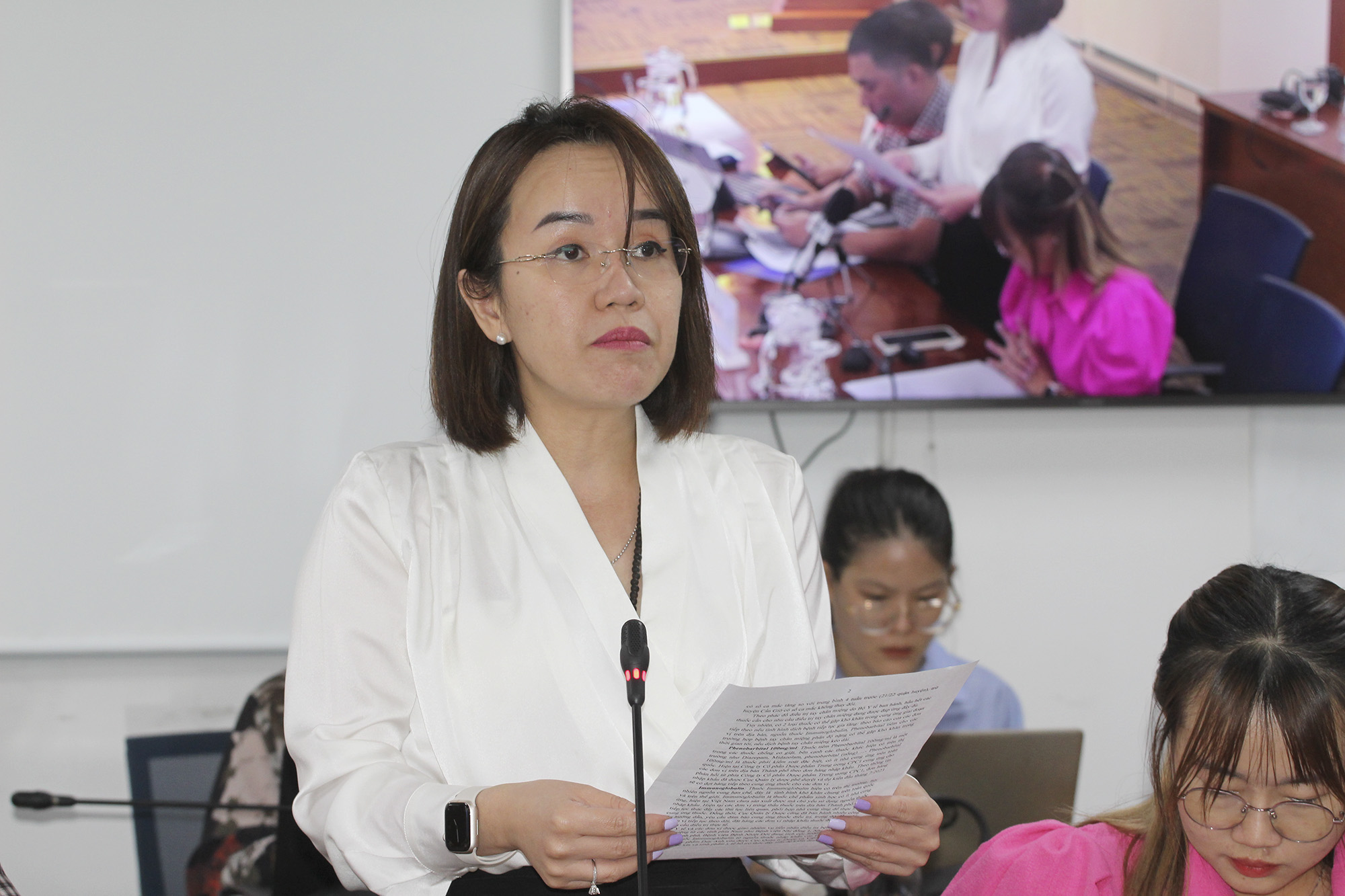 Đồng chí Lê Thiện Quỳnh Như, Chánh Văn phòng Sở Y tế tại buổi họp báo.